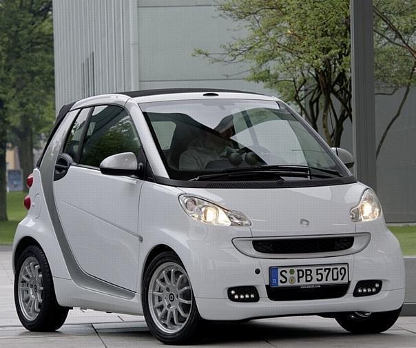 Smart fortwo: Einigen Veränderungen an der Optik, ein hochwertigerer Innenraum und überarbeitete Motoren sollen die Attraktivität erhöhen und die Kunden in 43 Ländern und fünf Kontinenten in Kauflaune halten. Foto: auto-reporter.net 